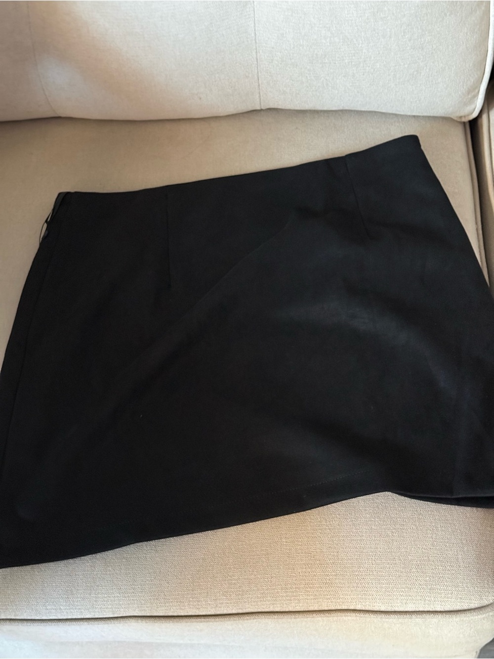 Classic Black Women's Mini Skirt - Sleek Everyday Style - Picture 2 of 3